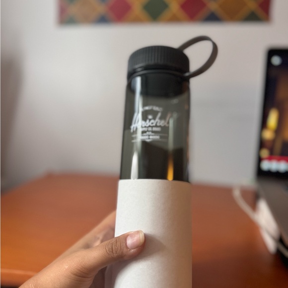 BRAND NEW Herschel Water Bottle - Picture 4 of 4